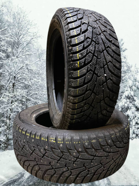 Winter studded Maxxis Arctic Trekker NP3